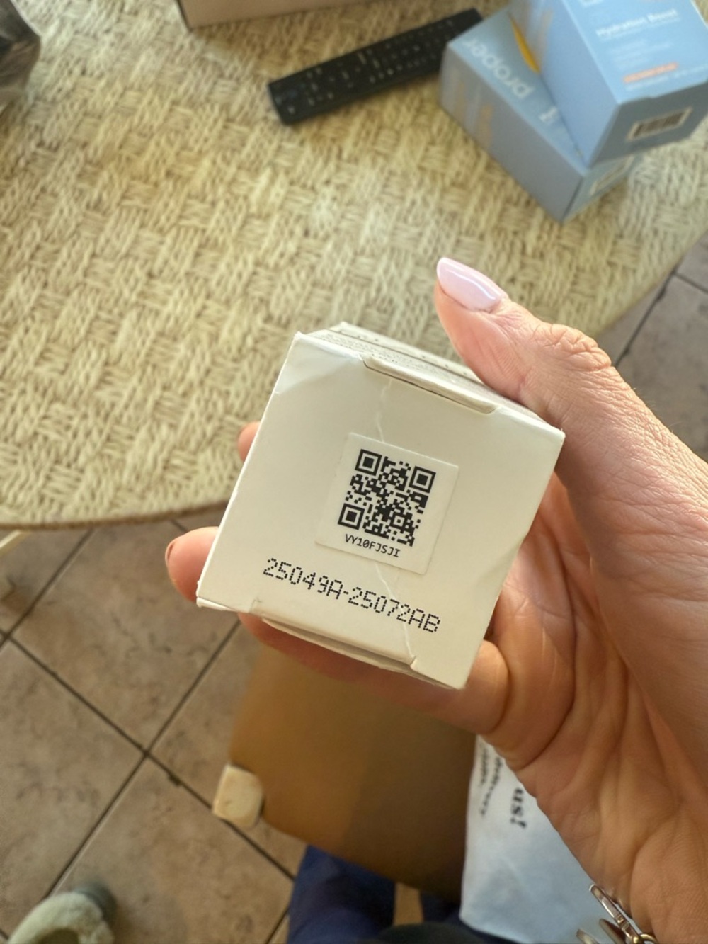 OLAPLEX No.7 Bonding Oil Box - White & Gold Accents - Picture 2 of 3